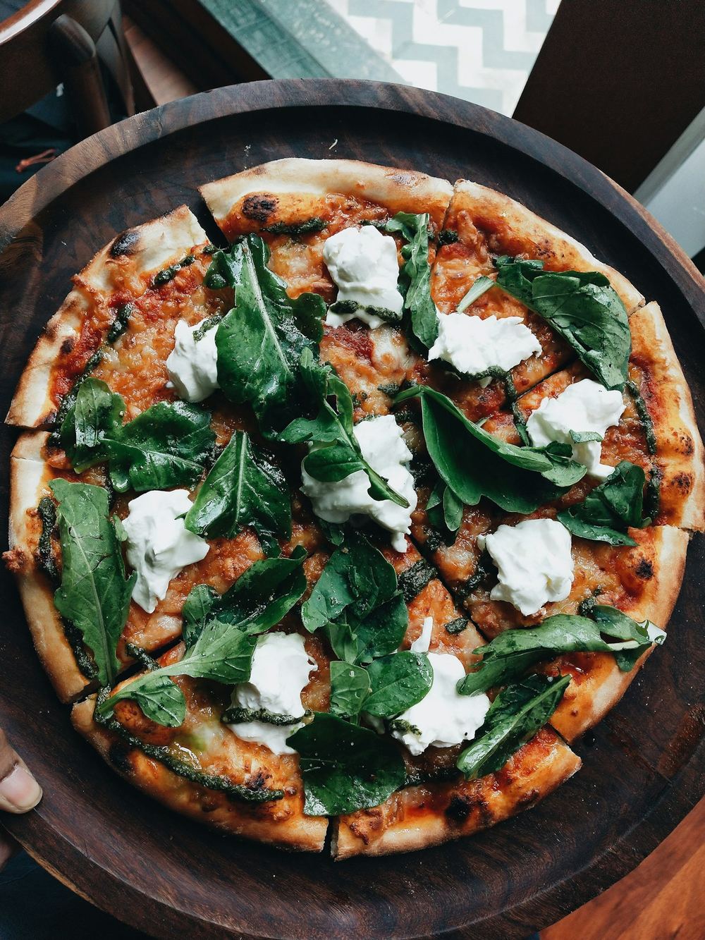 Pizza con verdure a foglia e formaggio